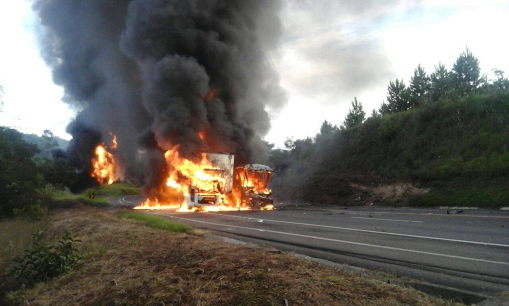 Dois dos quatro veículos pegaram fogo. Há a confirmação de ao menos uma morte. | Divulgação PRF/