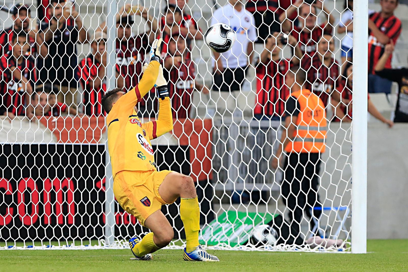 Goleiro do Toledo defende pênalti | Albari Rosa/Gazeta do Povo