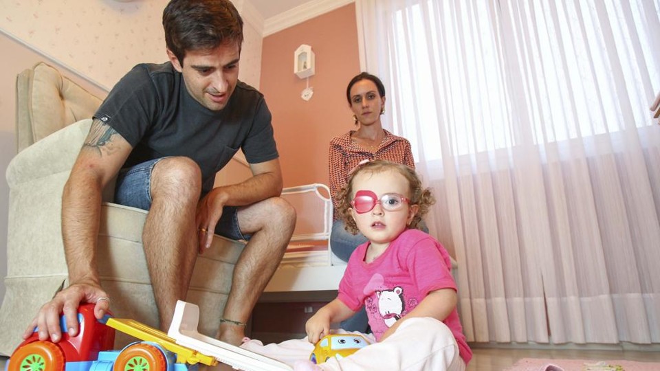 Na foto, Leonardo e Aline com a filha Maria Clara, que é atendida pelos serviços do Craid | Daniel Castellano/Gazeta do Povo