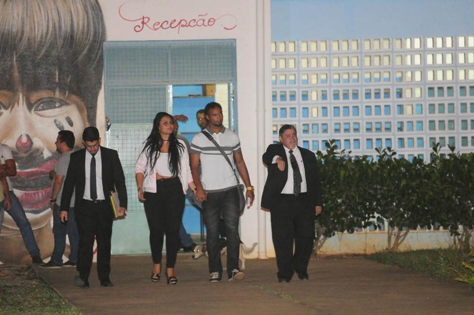 Bruno sai da prisão acompanhado da mulher, Ingrid Calheiros, e do advogado, Lúcio Adolfo da Silva: habeas corpus garantiu liberdade. | Gladyston Rodrigues//EM/D.A Press