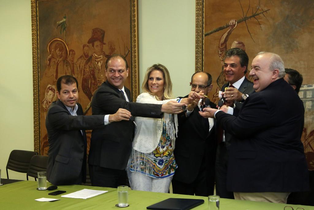 Ricardo Barros com o governador Beto Richa e o prefeito de Curitiba, Rafael Greca, em solenidade de entrega de ambulâncias. | Rodrigo Nunes/Ministério da Saúde