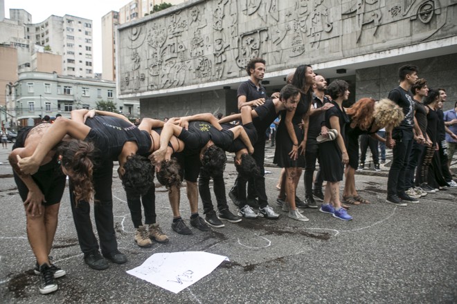 Após a manifestação, os bailarinos agradeceram ao apoio. | Marcelo Andrade/Gazeta do Povo