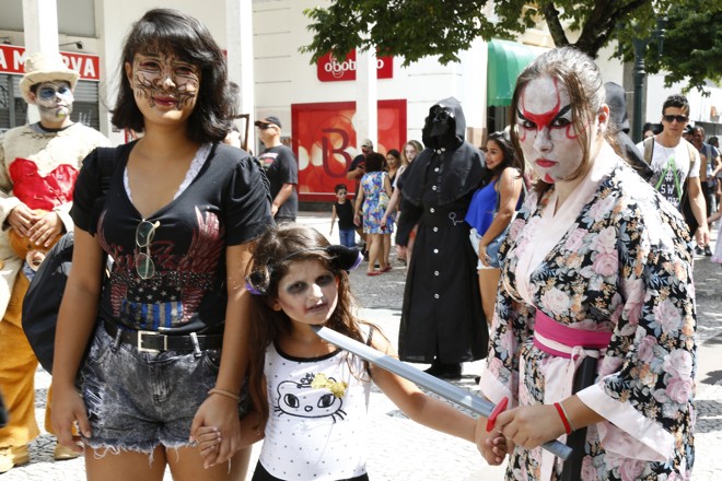 Crianças também entraram na brincadeira e vieram fantasiadas para a Zombie Walk | Aniele Nascimento/Gazeta do Povo