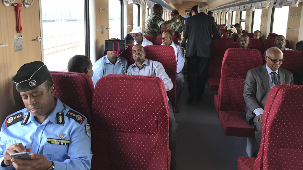 Passageiros do primeiro trem elétrico transnacional da África. | Andrew Jacobs/The New York Times