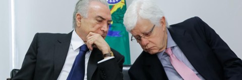 Temer recria ministério e dá foro privilegiado a aliado citado na Lava Jato Temer (à esq.) e Moreira Franco | Marcos Corrêa/PR