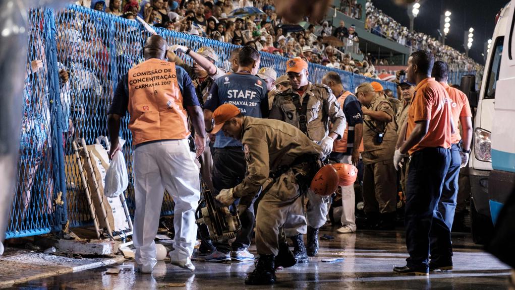 Socorristas atendem vítimas que foram prensadas por um carro alegórico | Yasuyochi Cciba/AFP