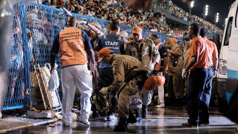 Acidente com carro alegórico deixa 20 pessoas feridas no carnaval do Rio Socorristas atendem vítimas que foram prensadas por um carro alegórico | Yasuyochi Cciba/AFP