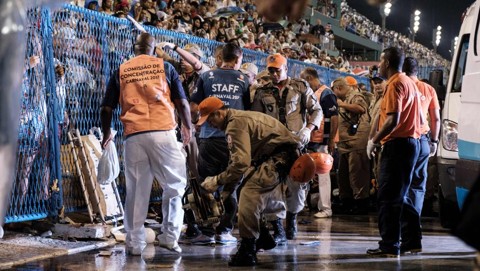 Acidente com carro alegórico deixa 20 pessoas feridas no carnaval do Rio Socorristas atendem vítimas que foram prensadas por um carro alegórico | Yasuyochi Cciba/AFP