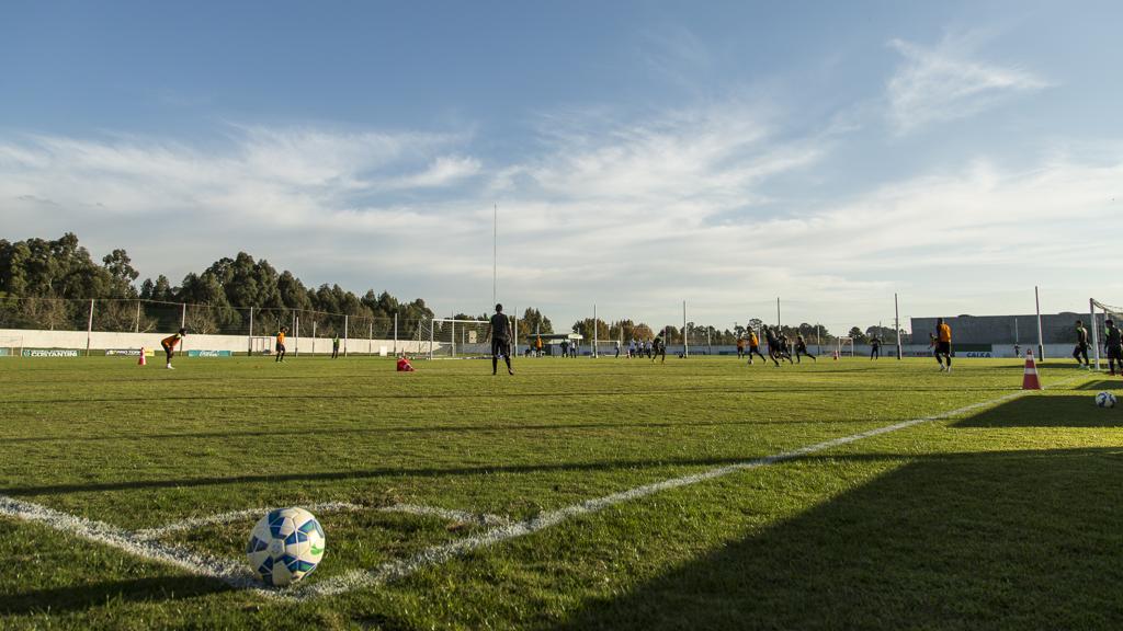Jogadores brasileiros são os mais negociados no mundo, em parte por serem considerados mão de obra barata. | Marcelo Andrade/Gazeta do Povo