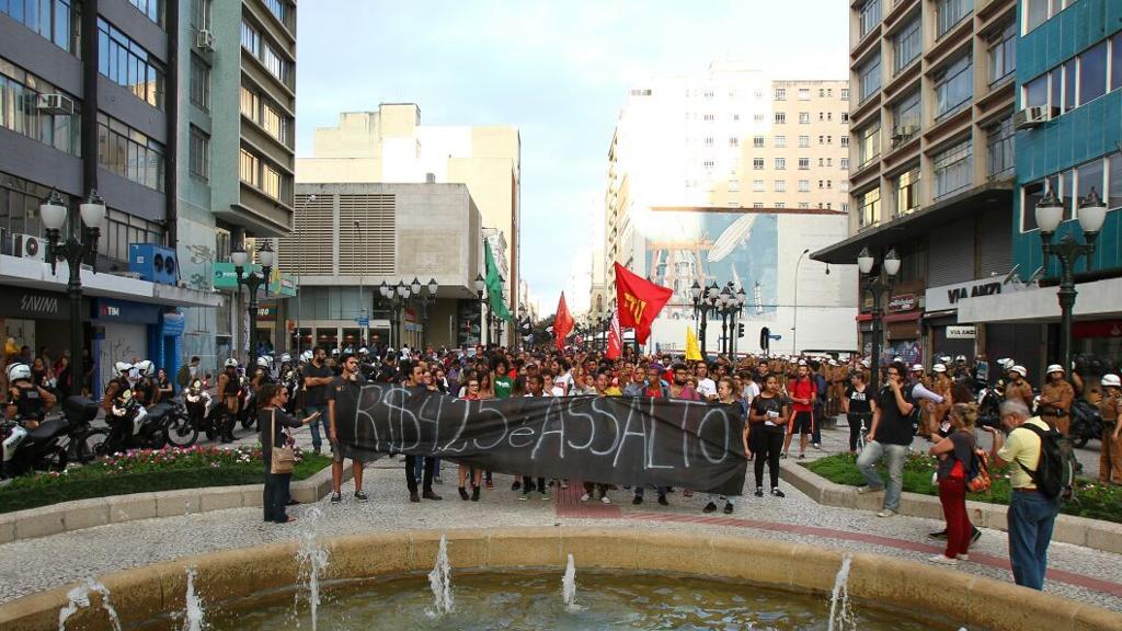 Ato pacífico percorreu o Calçadão da XV gritando palavras de ordem contra o aumento | Daniel Castellano/Gazeta do Povo