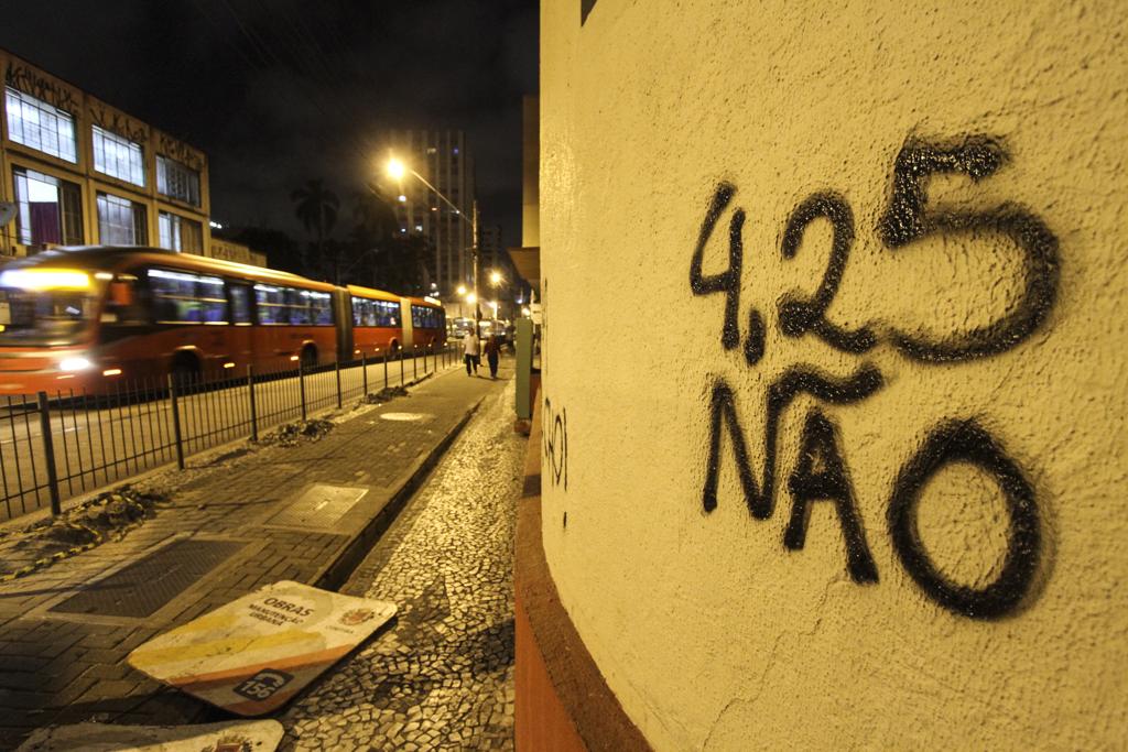 Recente reajuste da tarifa do transporte coletivo foi quase três vezes acima da inflação medida no ano | Rodrigo Felix Leal/Gazeta do Povo