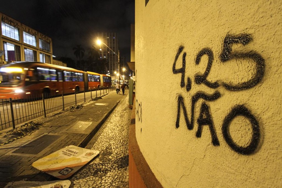 Definição da tarifa de ônibus passa por ‘poucas mãos’ em Curitiba Recente reajuste da tarifa do transporte coletivo foi quase três vezes acima da inflação medida no ano | Rodrigo Felix Leal/Gazeta do Povo