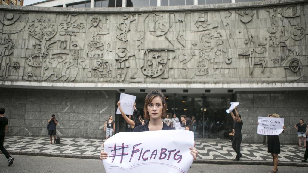 Bailarina protesta pedindo a manutenção do Balé Teatro Guaíra (BTG) | Marcelo Andrade/Gazeta do Povo