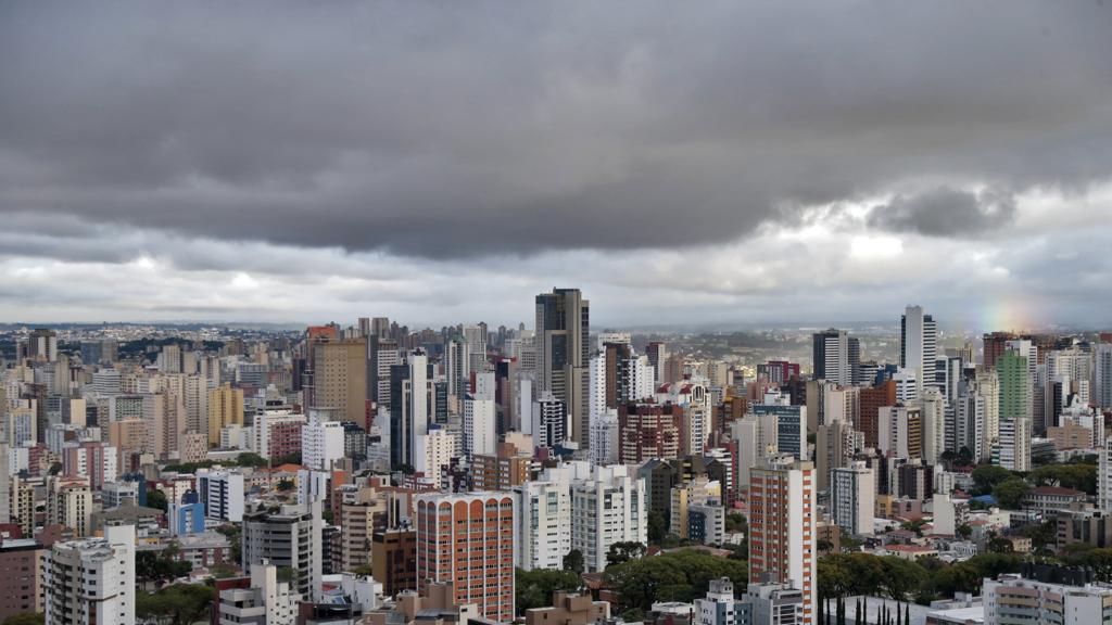 Frente fria fecha o tempo na capital nesta terça-feira. | Albari Rosa/Gazeta do Povo
