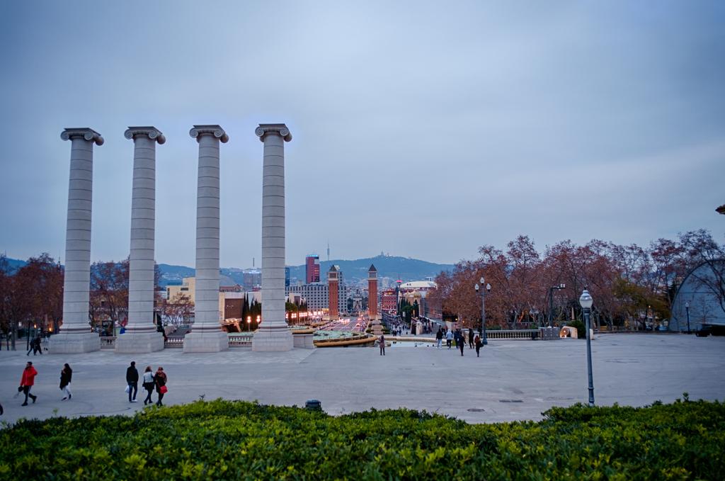 Barcelona decidiu impor restrições ao turismo e proibiu a construção de novos hotéis na parte central. na foto, vista do Monte Juic, ao anoitecer. | el_ave/Creative Commons/