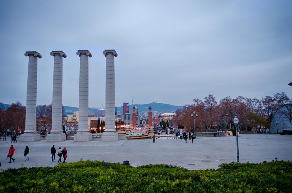 As cidades que cansaram dos turistas e querem impor limites a eles Barcelona decidiu impor restrições ao turismo e proibiu a construção de novos hotéis na parte central. na foto, vista do Monte Juic, ao anoitecer. | el_ave/Creative Commons/