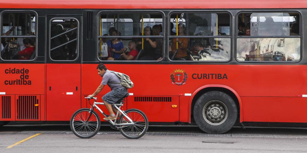 Tarifa do transporte coletivo passa a custar R$ 4,25 a partir desta segunda-feira(6), em Curitiba. | Daniel Castellano/Gazeta do Povo