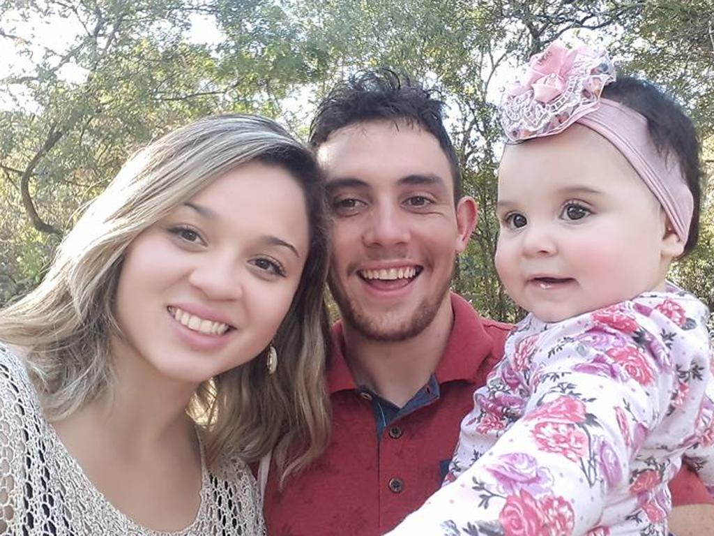 Frankielen da Silva Zampoli com o marido Muriel Padilha e a filha mais velha: órgãos da jovem foram encaminhados para doação. | Reprodução Facebook/