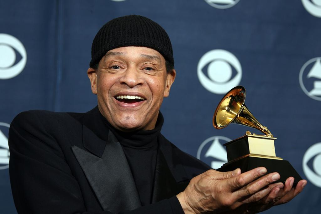 Na foto Al Jarreau posa com seu troféu no 49º Grammy Awards | GABRIEL BOUYS/AFP