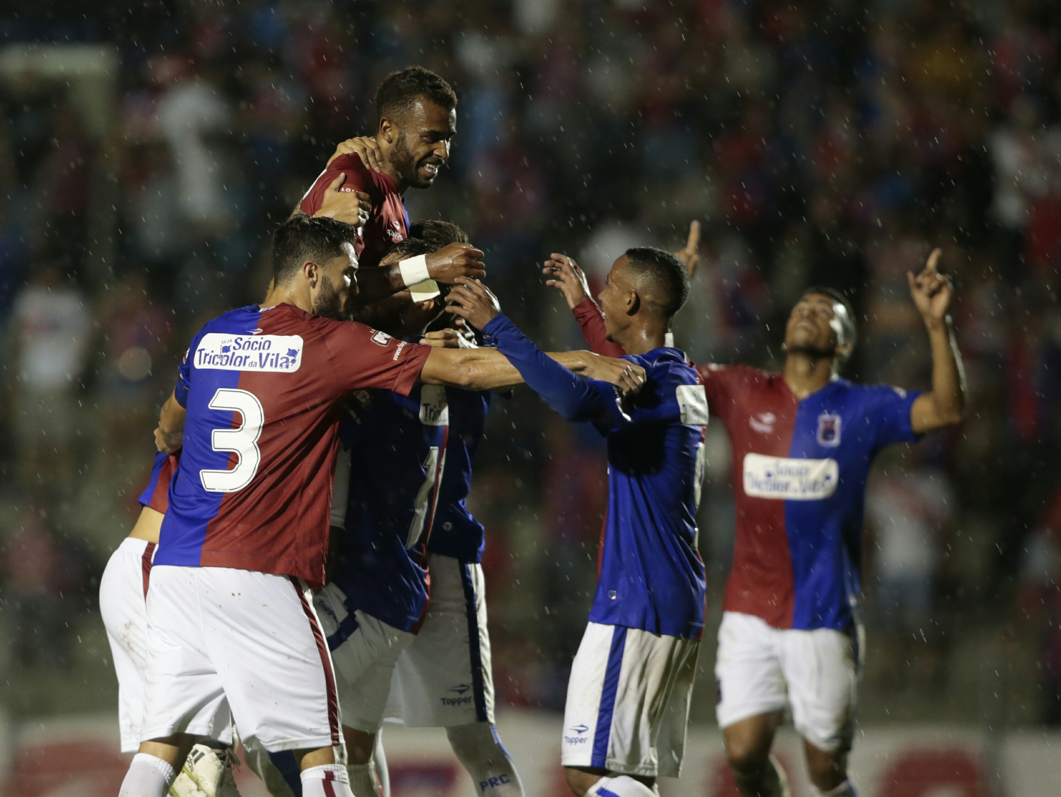 Alex Santana é erguido pelos companheiros após marcar o primeiro gol contra o Cianorte pelo Paraná. | Daniel Castellano/Gazeta do Povo