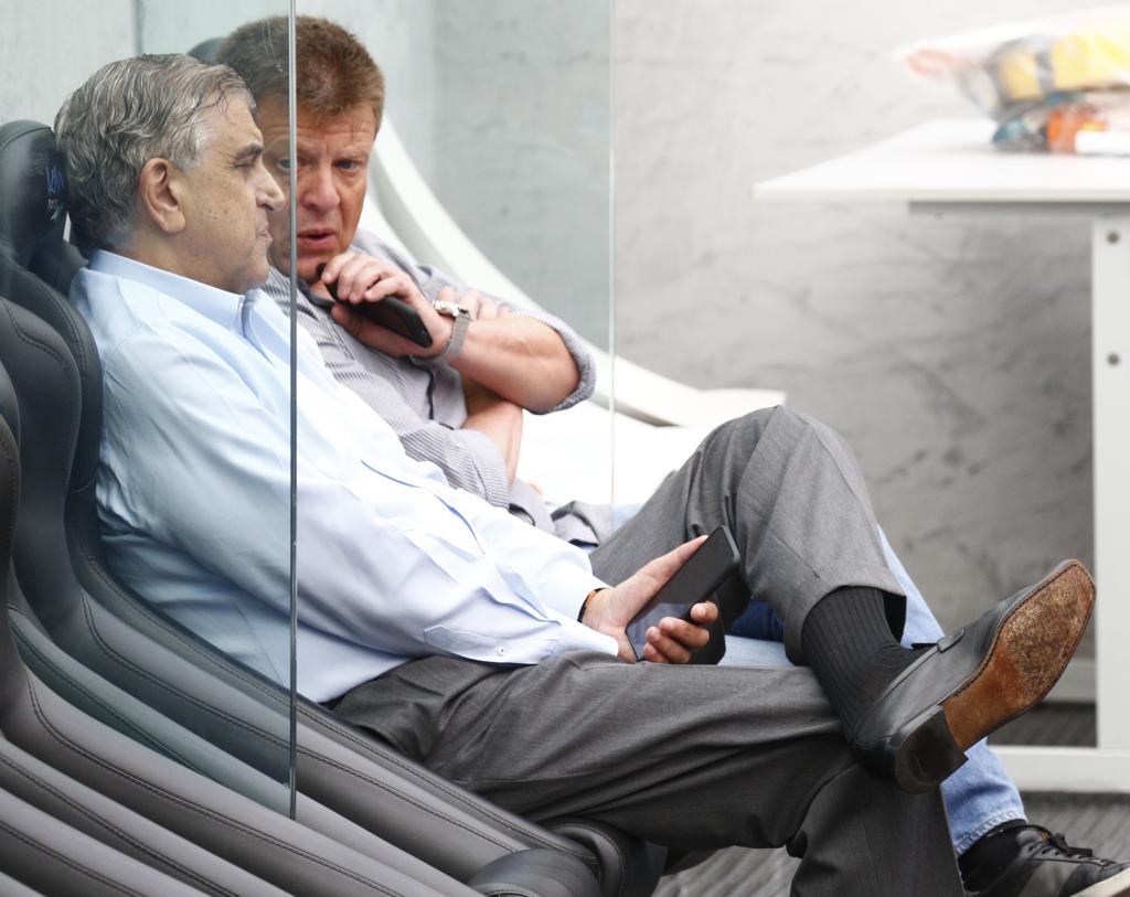 Mario Celso Petraglia, presidente do Deliberativo do Atlético, conversa com Marcio Lara, vice de futebol, durante treino na Arena. | Aniele Nascimento/Gazeta do Povo
