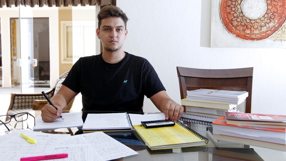 Com acompanhamento profissional, Augusto superou a discalculia e, hoje, cursa o terceiro ano de Administração. | Antônio More/Gazeta do Povo