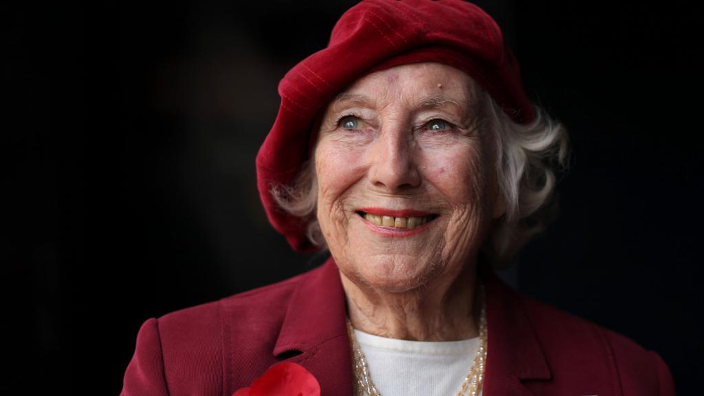 Vera Lynn em foto de 2009: Em 1952 se tornou a primeira britânica a liderar a lista de mais vendidos dos Estados Unidos. | Shaun Curry/AFP