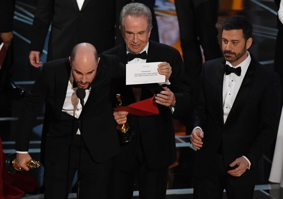 Trump diz que erro no Oscar é culpa da obsessão de Hollywood por ele Jordan Horowitz, produtor de “La La Land”, ao lado de Warren Beatty e Jimmy Kimmel | MARK RALSTON/AFP