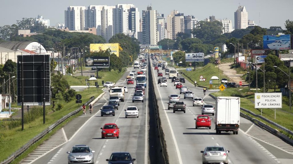 Retorno do feriadão começa a encher estradas | Marcelo Andrade/Gazeta do Povo