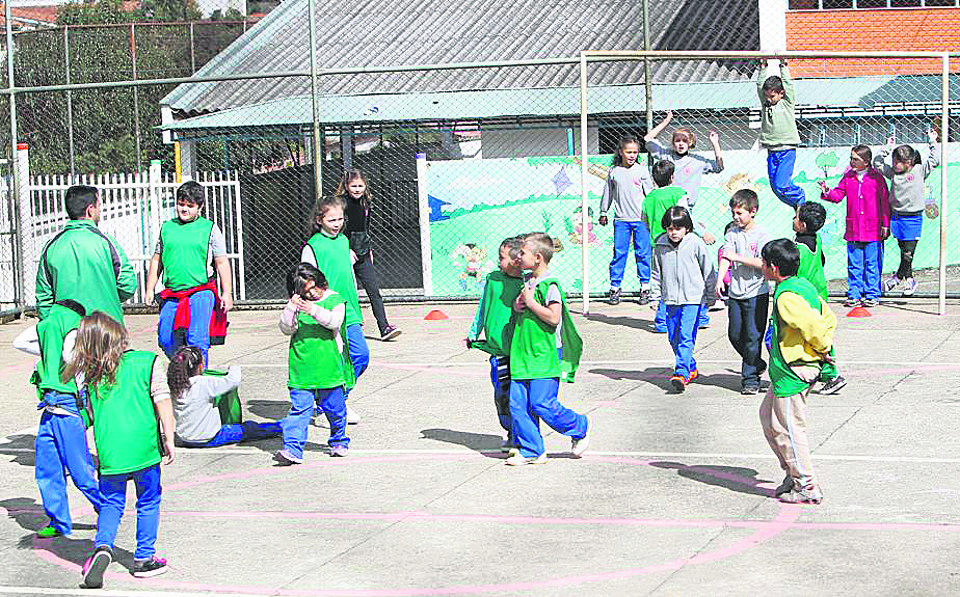 Sem inspetores, professores precisam usar horário de almoço para monitoras alunos | Antônio More/Gazeta do Povo