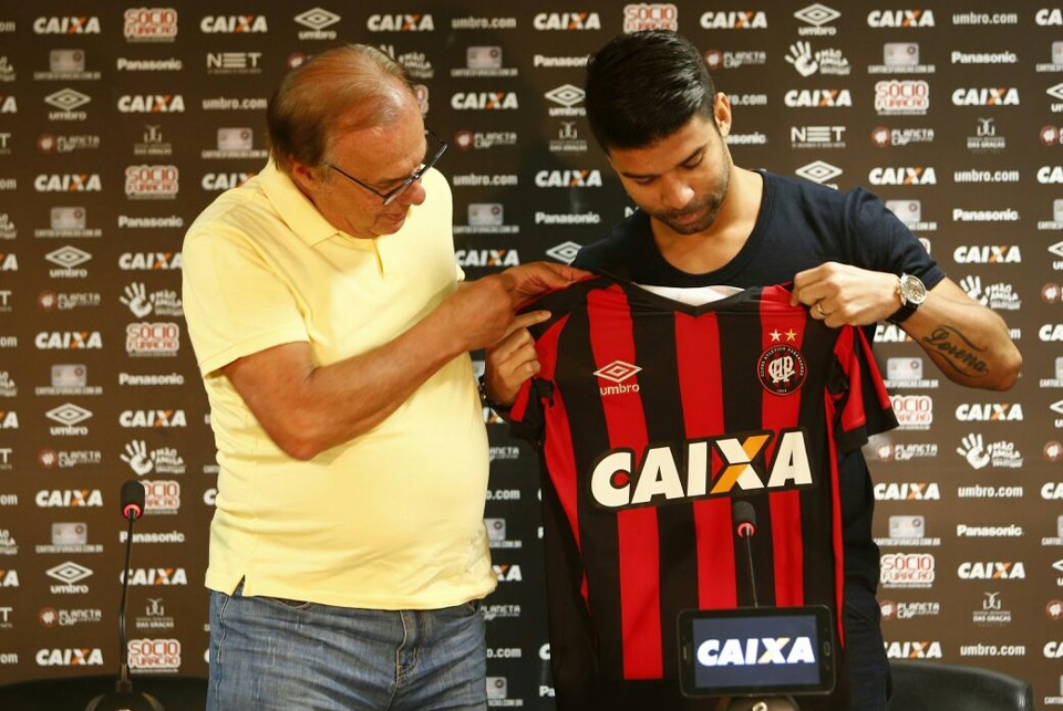 ‘Libertadores é um sonho, um torneio à parte’, diz Eduardo da Silva com a camisa do Atlético Luiz Sallim Emed entrega a camisa do Furacão para Eduardo da Silva. | Aniele Nascimento/Gazeta do Povo