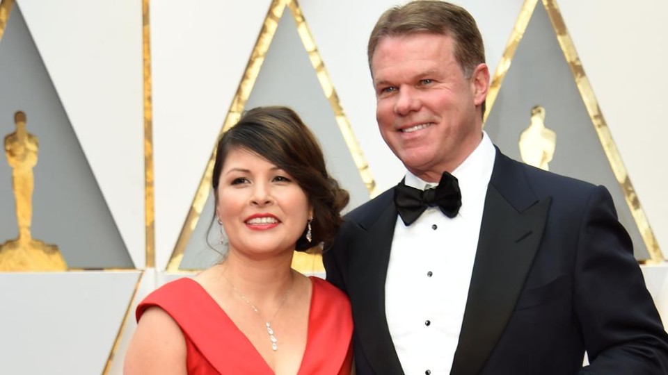 Responsável por envelopes tuitava no final da cerimônia do Oscar Brian Cullian e Martha Ruiz: sócios da PricewaterhouseCoopers no tapete vermelho do Oscar 2017. | VALERIE MACON/AFP