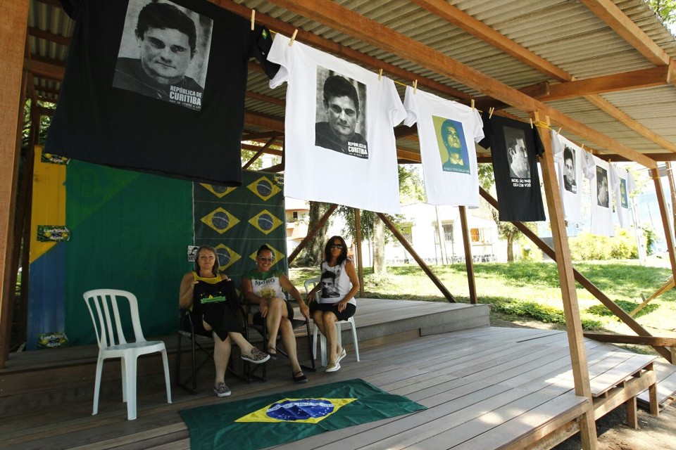 Na volta do acampamento da Operação Lava Jato nesta sexta-feira, apoiadoras do juiz Sergio Moro dizem oferecer camisetas em troca de doações. | Jonathan Campos/Gazeta do Povo