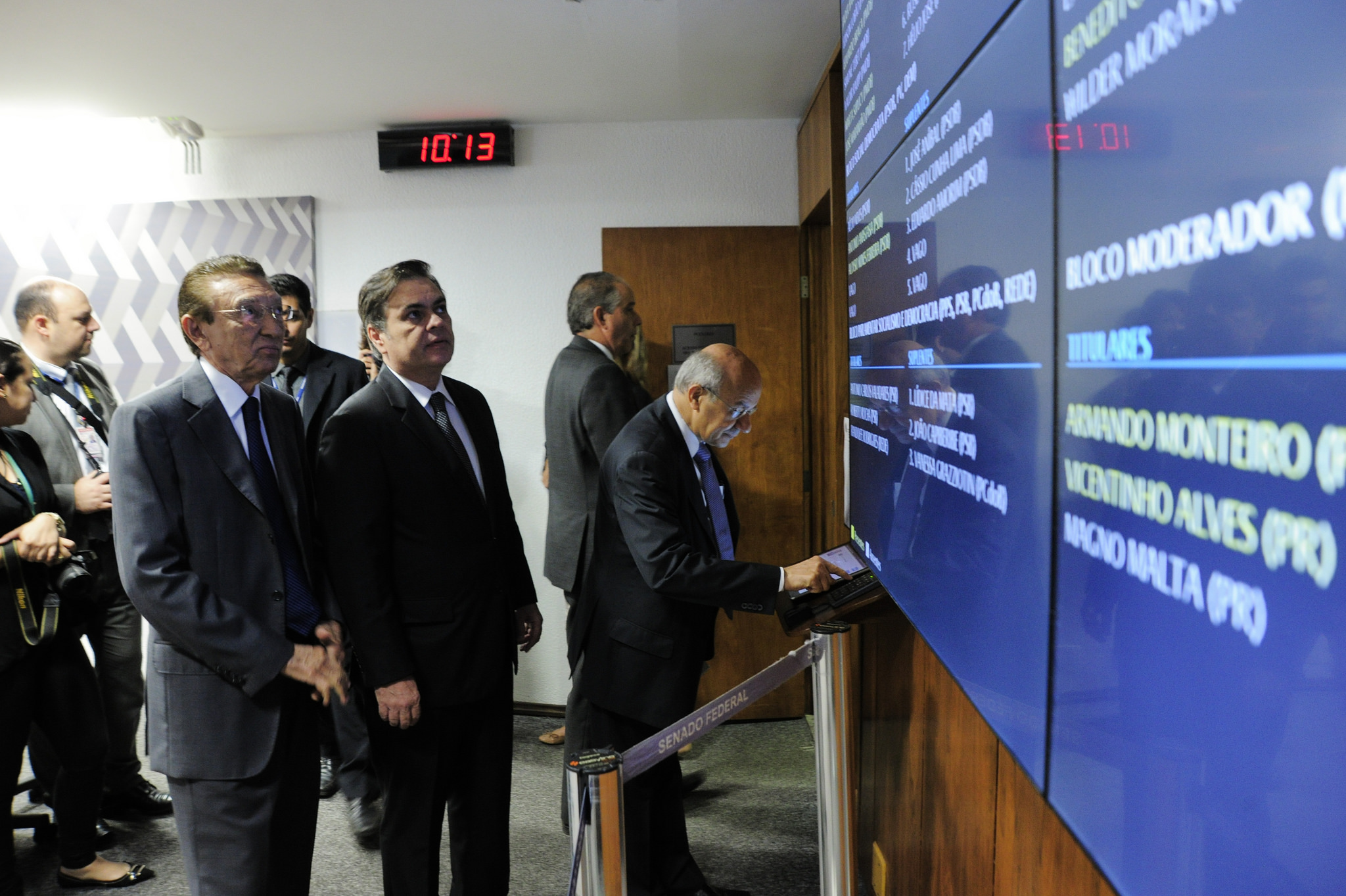 Edison Lobão e Cássio Cunha Lima observam o painel com os membros da CCJ do Senado | Geraldo Magela/Agência Senado