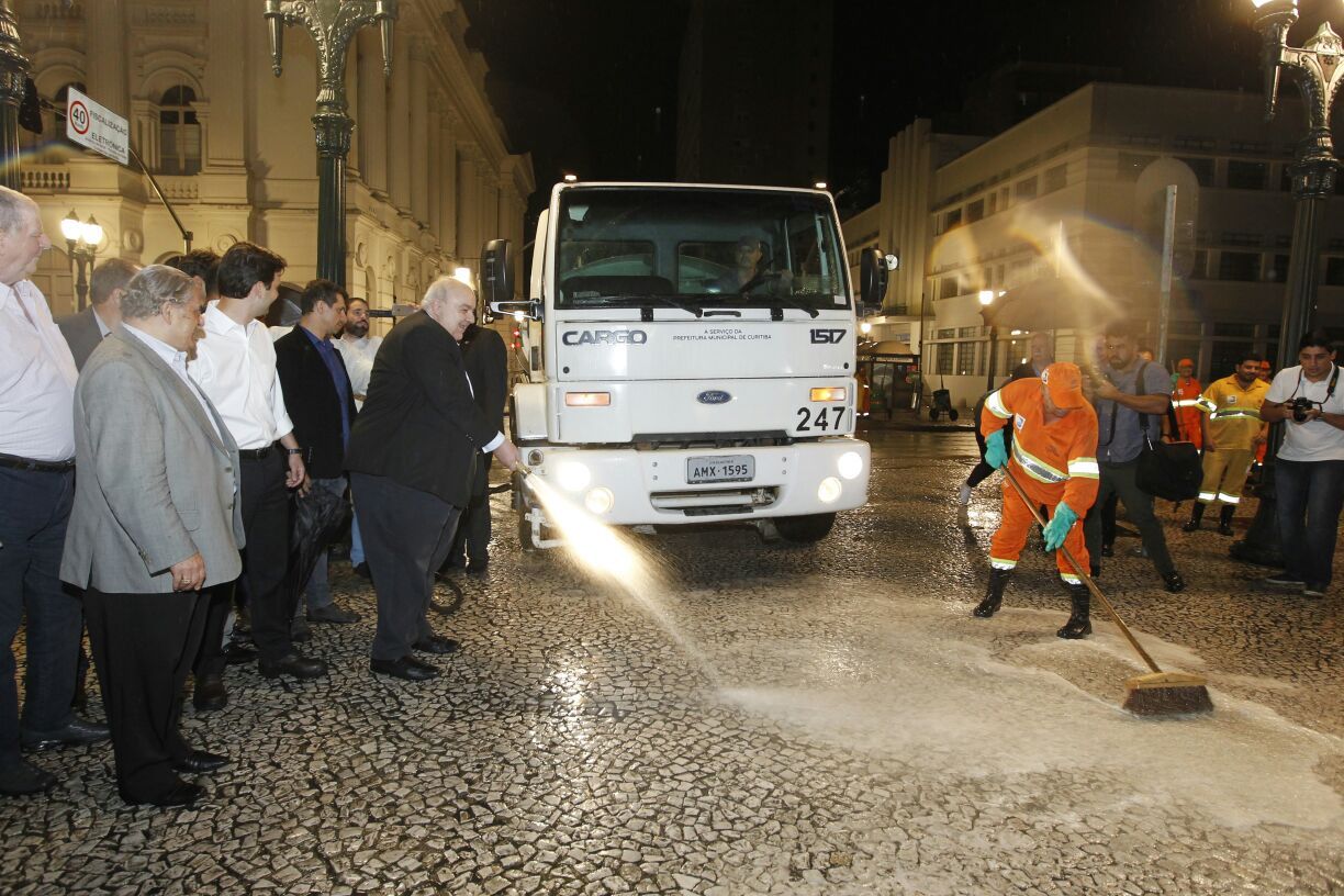 Dois caminhões-pipa – com água não tratada – foram utilizados para lavar a XV | Antonio More/Gazeta do Povo