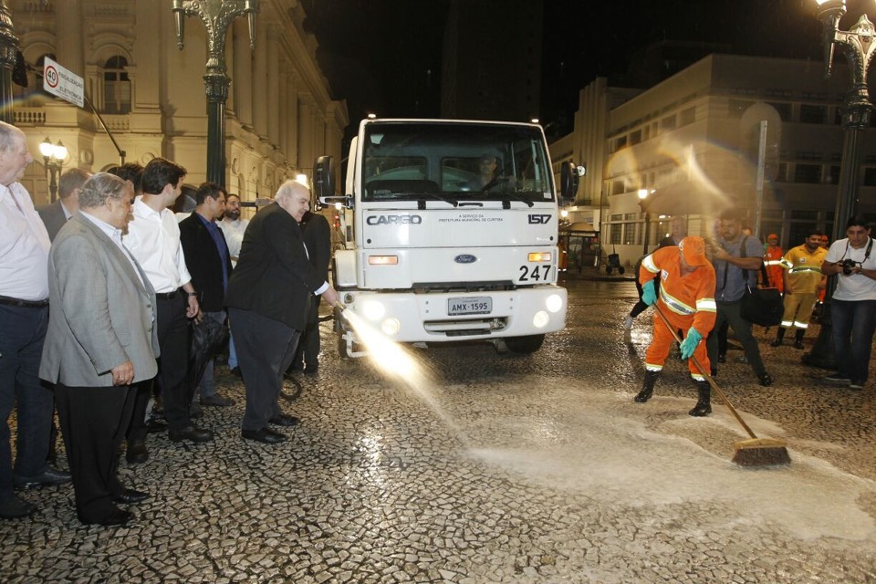 Dois caminhões-pipa – com água não tratada –  foram utilizados para lavar a XV | Antonio More/Gazeta do Povo