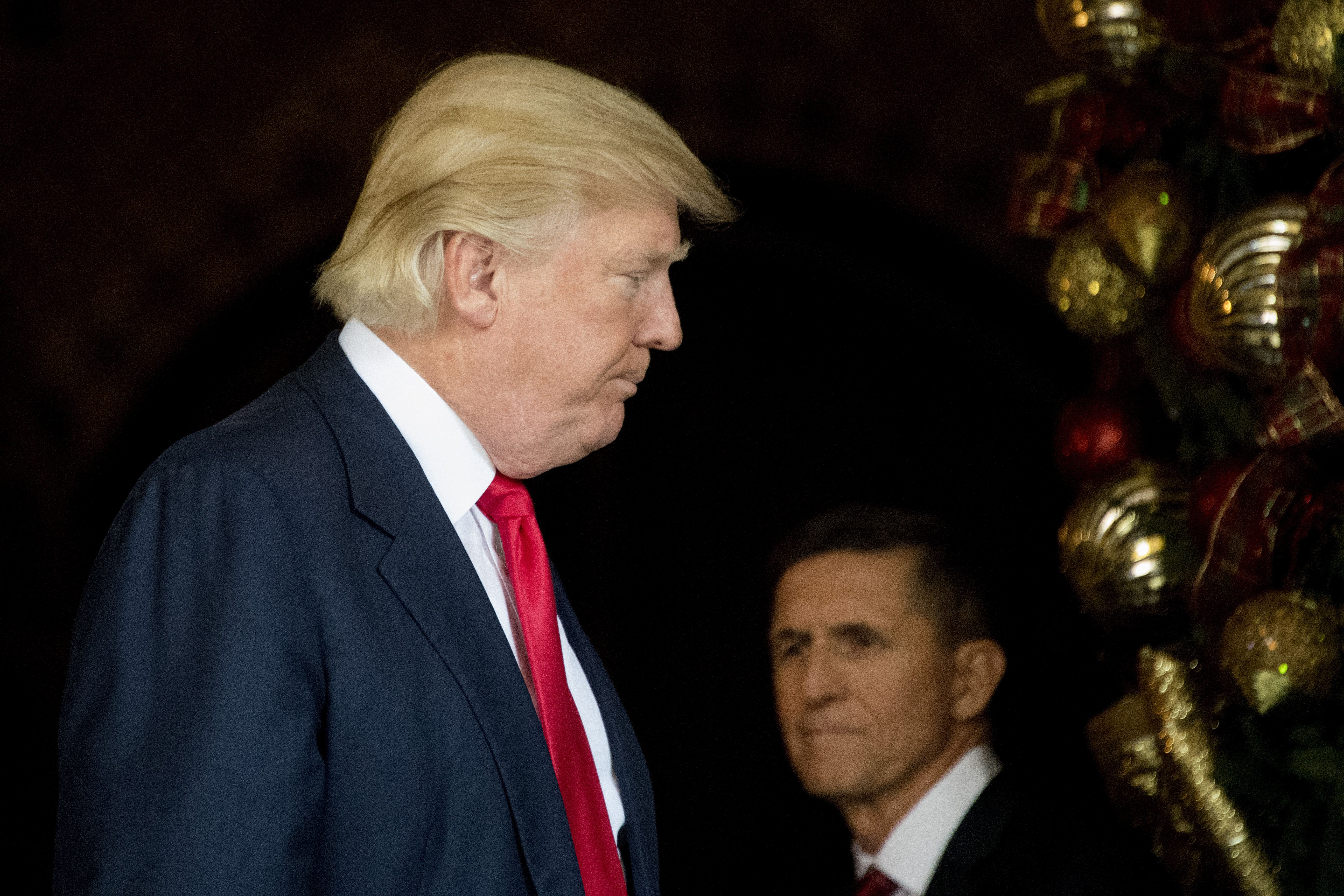 Michael Flynn (ao fundo) foi a primeira baixa do governo de Donald Trump. | JIM WATSON/AFP