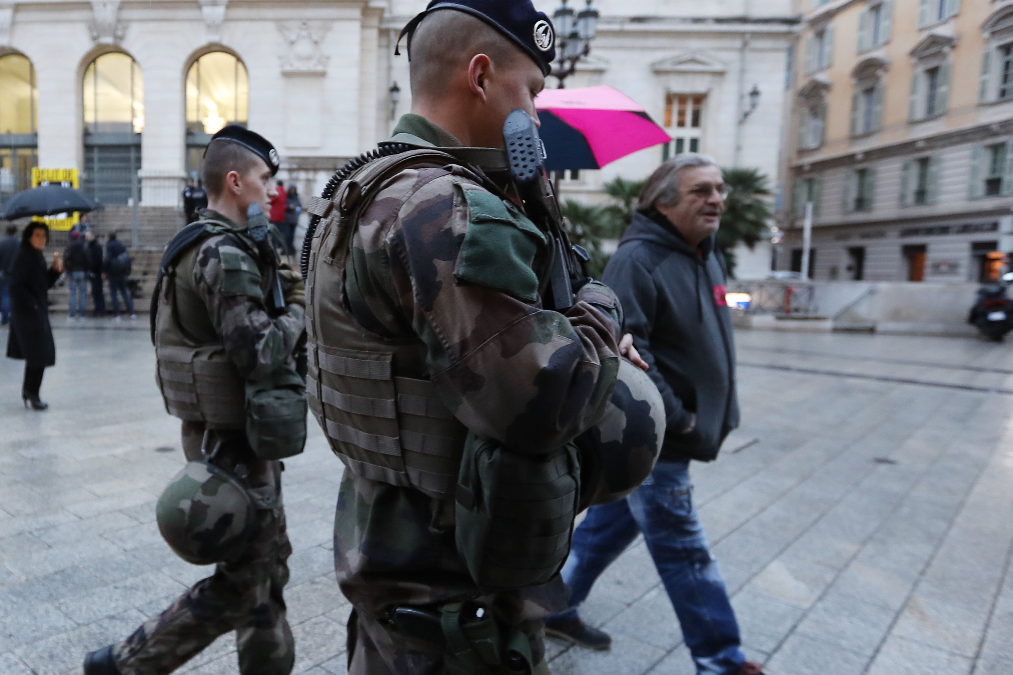 Soldados patrulham as ruas de Nice: alerta constante contra o terrorismo na França. | VALERY HACHE/AFP