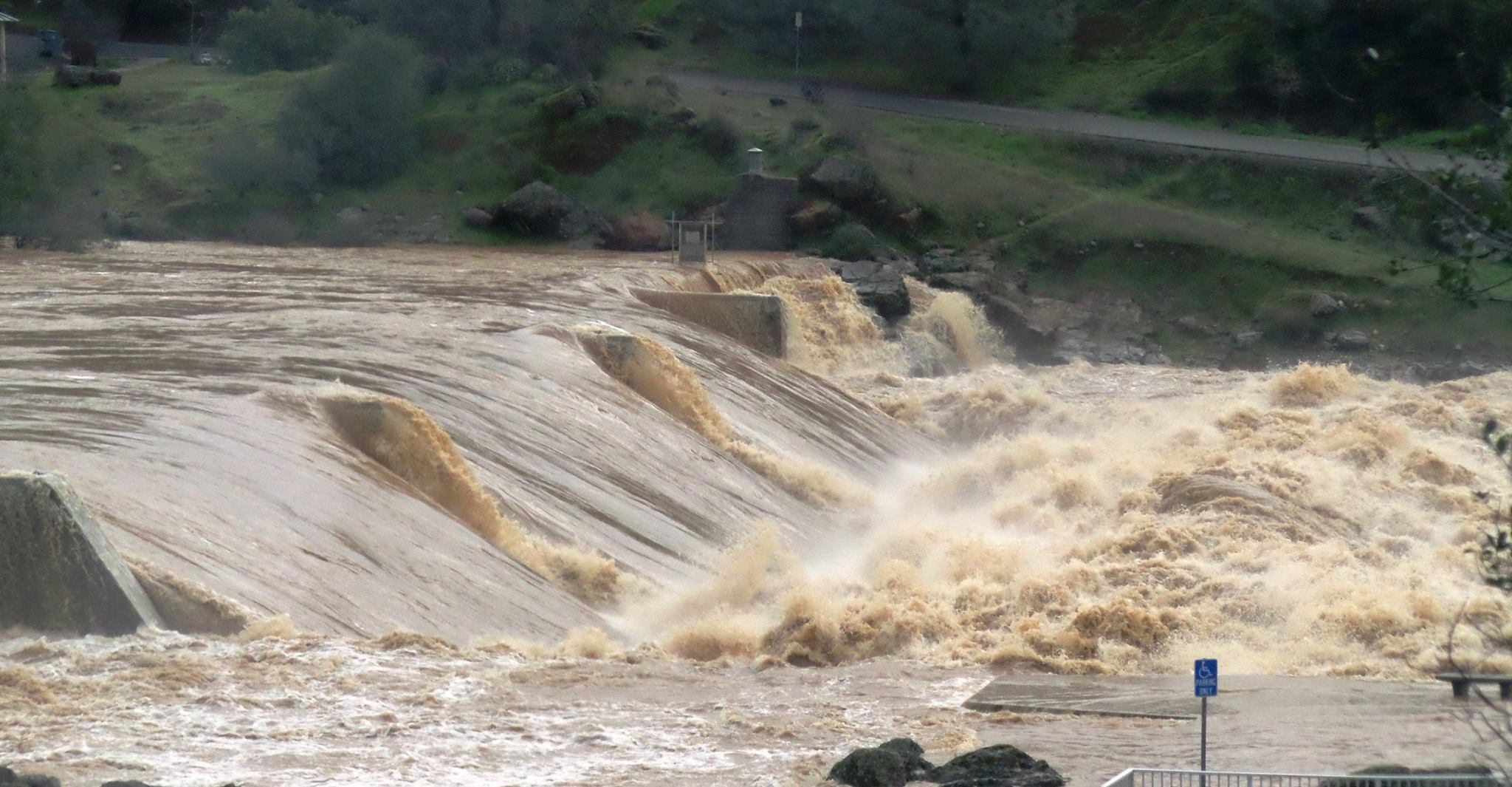 Água ultrapassa a barragem da Represa de Oroville, no norte da Califórnia. | California Department of Water Resources//
