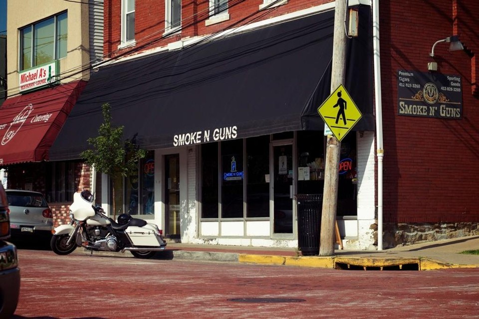 A Smoke N’Guns atende a três paixões de um grande número de  americanos da Grande Pittsburg:  café, charutos e armas. | Divulgação/Smoke N´Guns