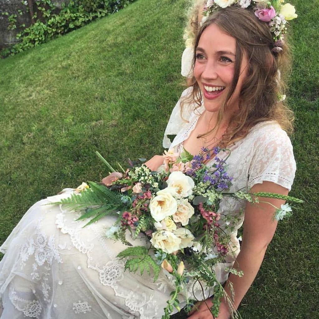 Com quase 150 anos de idade, vestido foi usado por Tess Newall em seu casamento no ano passado. | Reprodução / Facebook Tess Newall