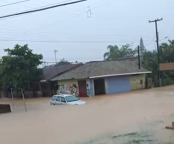 Em Antonina, carros ficaram debaixo d’água após temporal nesta segunda-feira | Reprodução