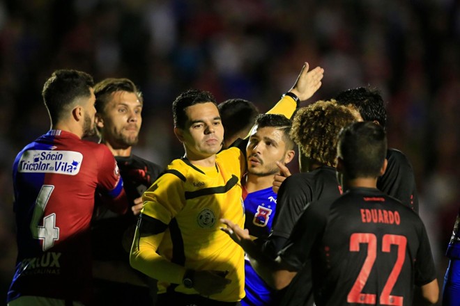 Árbitro anulou gol de mão de Thiago Heleno, do Atlético, no início da partida. | Albari RosaGazeta do Povo
