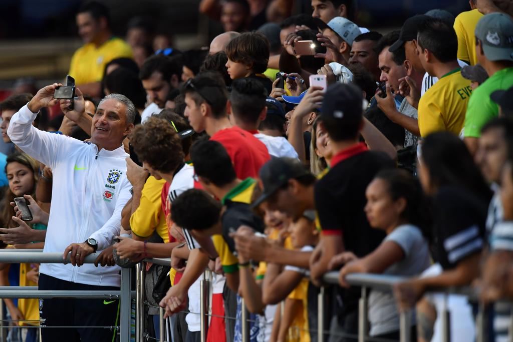 Tite tira selfie com torcedores: CBF pretende resgatar a relação da seleção com o torcedor paulista. | NELSON ALMEIDA/AFP