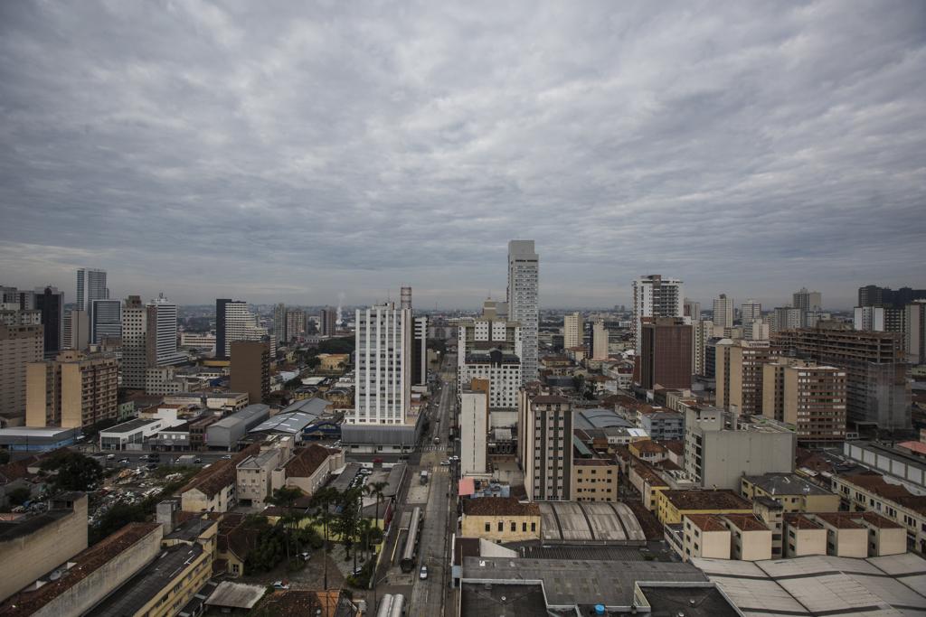 Capital segue com o tempo que predominou esta semana: nublado e com garoas ocasionais. | Brunno Covello/Gazeta do Povo
