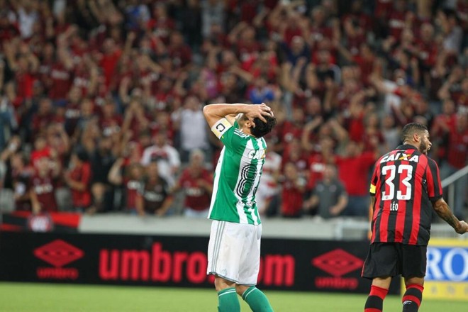 Decepção do artilheiro alviverde com o pênalti desperdiçado no clássico. | Daniel Castellano/Gazeta do Povo