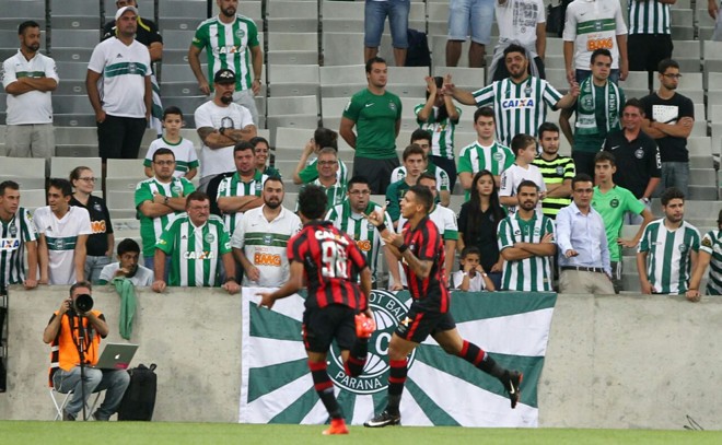 Torcida do Coritiba observa a festa rubro-negra no fim do primeiro tempo do Atletiba na Arena. | Daniel Castellano/Gazeta do Povo