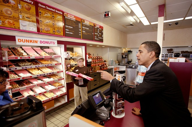 Conheça as dez que mais crescem no mundo, segundo uma lista da revista Entrepreneur. Na foto, uma loja da marca em Manchester, e um cliente ilustre, o ex-presidente Barack Obama. | cs/stf/nk/CHIP SOMODEVILLA