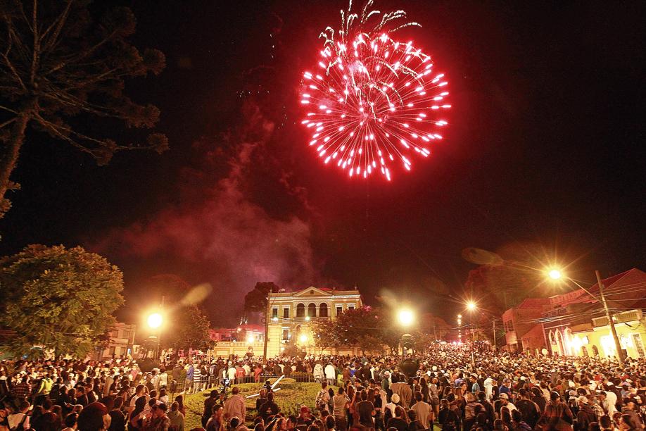 Réveillon fora de época realizado em 2013 no Largo da Ordem. | Antônio More / Gazeta do Povo