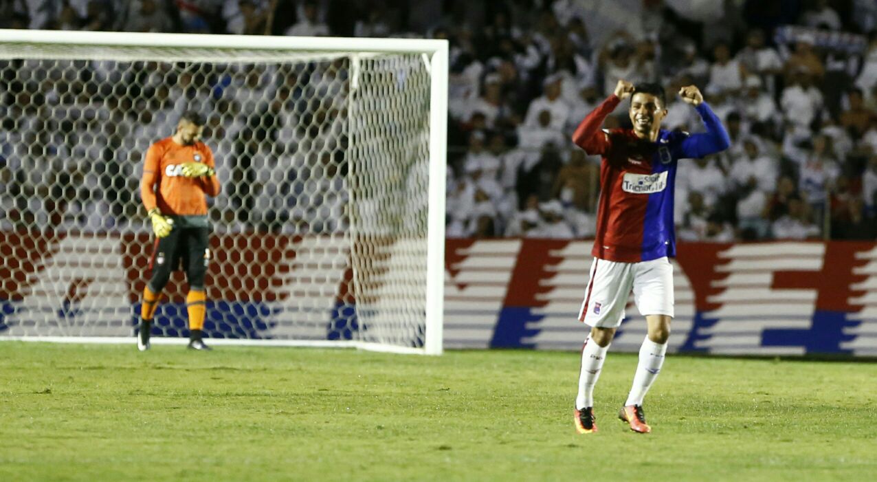 Renatinho comemora o gol isolado do jogo, enquanto Weverton comemora. | Daniel Castellano/Gazeta do Povo